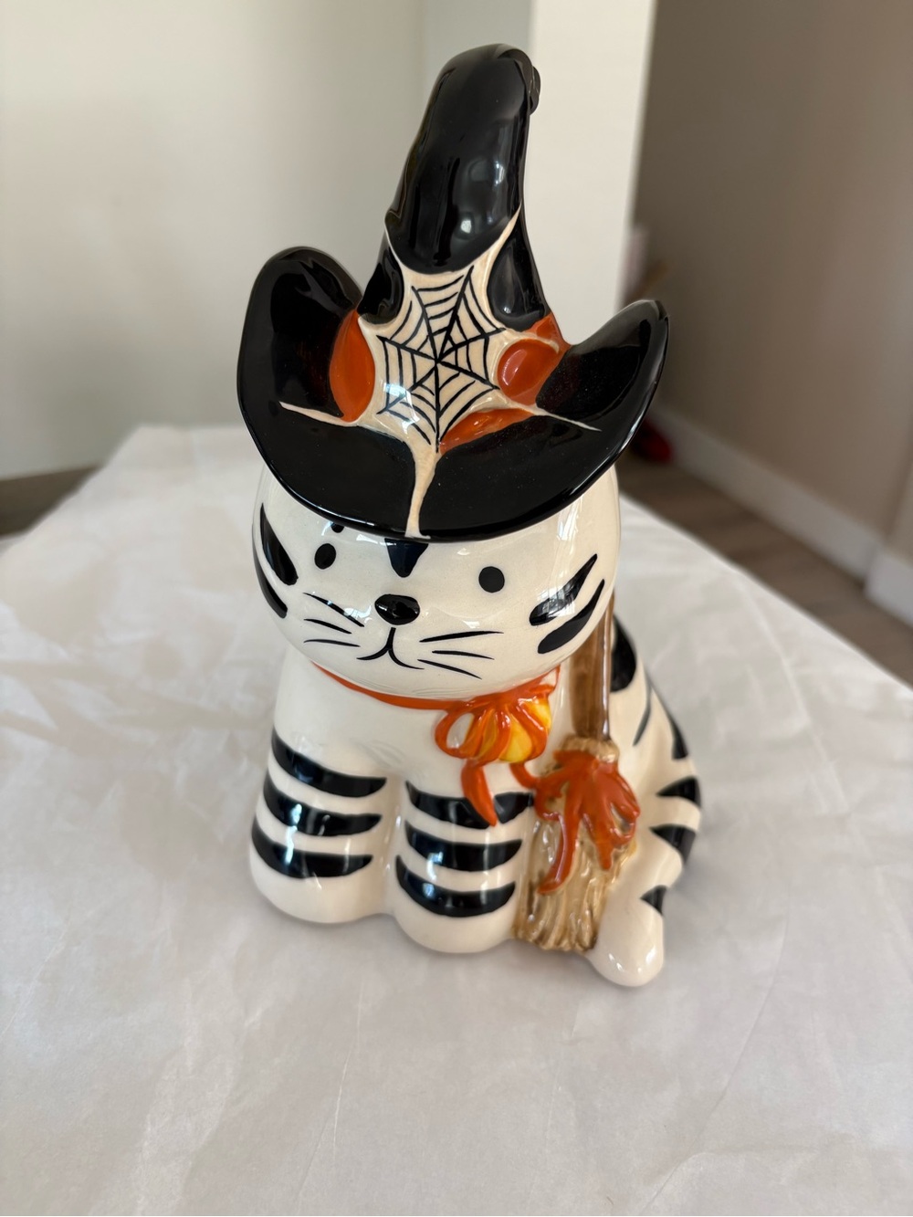 2023 BLUE SKY CLAYWORKS CERAMIC THE WITCHY CAT FIGURINE 8,25”